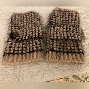 Simply Noelle Homespun Wrist Warmers Mohair Fingerless Gloves Button Detail